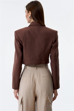 Bir model, Tuba Butik toptan giyim markasının TBU10053 - Jacket - Brown toptan Ceket ürününü sergiliyor.