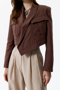 Bir model, Tuba Butik toptan giyim markasının TBU10053 - Jacket - Brown toptan Ceket ürününü sergiliyor.