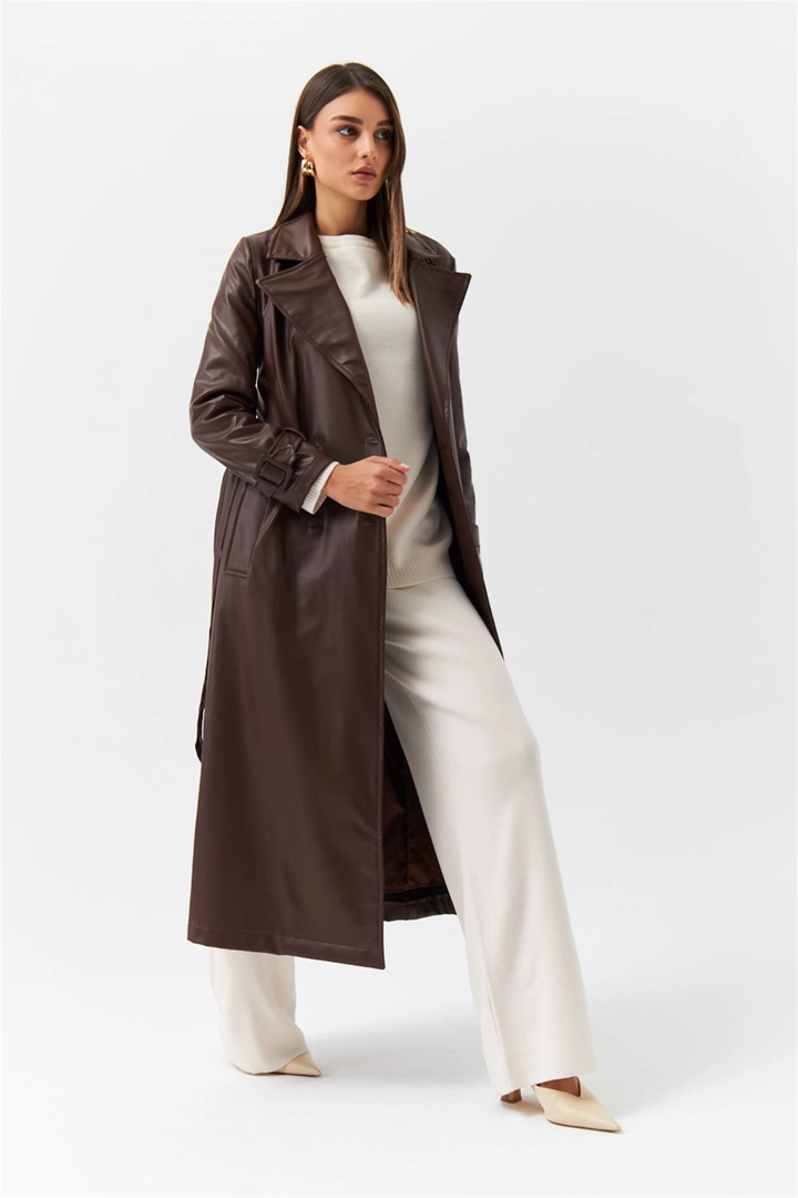 Ein Bekleidungsmodell aus dem Großhandel trägt TBU10109 - Women's Trench Coat With Faux Leather Belt - Brown, türkischer Großhandel Trenchcoat von Tuba Butik