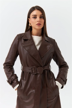 Een kledingmodel uit de groothandel draagt TBU10109 - Women's Trench Coat With Faux Leather Belt - Brown, Turkse groothandel Trenchcoat van Tuba Butik