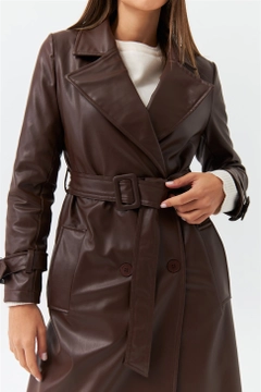 Um modelo de roupas no atacado usa TBU10109 - Women's Trench Coat With Faux Leather Belt - Brown, atacado turco Capa impermeável de Tuba Butik