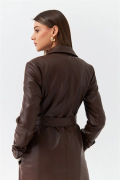 Ein Bekleidungsmodell aus dem Großhandel trägt TBU10109 - Women's Trench Coat With Faux Leather Belt - Brown, türkischer Großhandel Trenchcoat von Tuba Butik