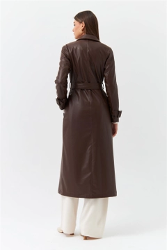 Модел на дрехи на едро носи TBU10109 - Women's Trench Coat With Faux Leather Belt - Brown, турски едро Тренчкот на Tuba Butik
