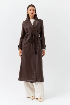 Bir model, Tuba Butik toptan giyim markasının TBU10109 - Women's Trench Coat With Faux Leather Belt - Brown toptan Trençkot ürününü sergiliyor.