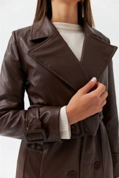 Una modelo de ropa al por mayor lleva TBU10109 - Women's Trench Coat With Faux Leather Belt - Brown, Gabardina turco al por mayor de Tuba Butik