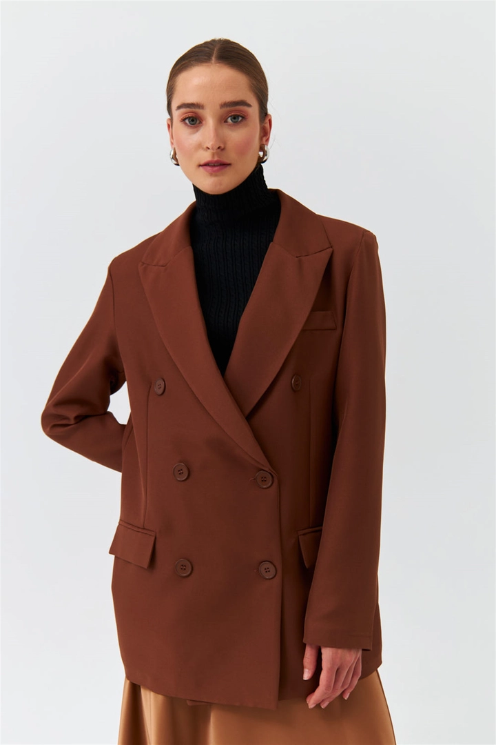 Een kledingmodel uit de groothandel draagt TBU10127 - Modest Double Breasted Blazer Women's Jacket - Brown, Turkse groothandel Jasje van Tuba Butik