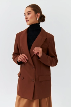 Una modella di abbigliamento all'ingrosso indossa TBU10127 - Modest Double Breasted Blazer Women's Jacket - Brown, vendita all'ingrosso turca di Giacca di Tuba Butik
