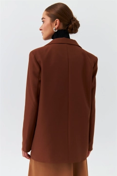 Una modelo de ropa al por mayor lleva TBU10127 - Modest Double Breasted Blazer Women's Jacket - Brown, Chaqueta turco al por mayor de Tuba Butik