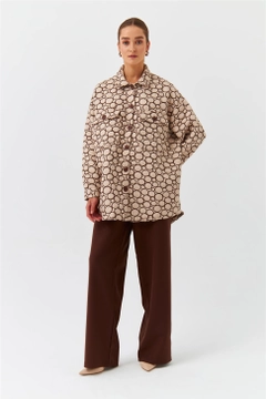 A wholesale clothing model wears TBU10168 - Modest Double Pocket Quilted Pattern Women's Shirt Jacket - Beige, Turkish wholesale Jacket of Tuba Butik