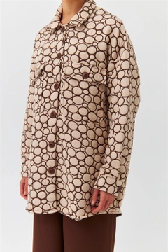 Ein Bekleidungsmodell aus dem Großhandel trägt TBU10168 - Modest Double Pocket Quilted Pattern Women's Shirt Jacket - Beige, türkischer Großhandel Jacke von Tuba Butik