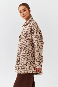 Een kledingmodel uit de groothandel draagt TBU10168 - Modest Double Pocket Quilted Pattern Women's Shirt Jacket - Beige, Turkse groothandel Jasje van Tuba Butik