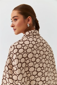 Bir model, Tuba Butik toptan giyim markasının TBU10168 - Modest Double Pocket Quilted Pattern Women's Shirt Jacket - Beige toptan Ceket ürününü sergiliyor.
