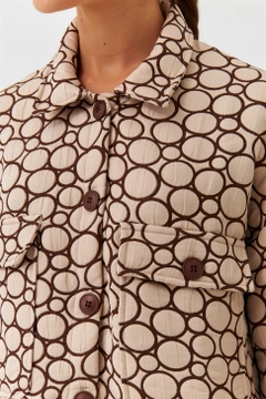 Модел на дрехи на едро носи TBU10168 - Modest Double Pocket Quilted Pattern Women's Shirt Jacket - Beige, турски едро Яке на Tuba Butik