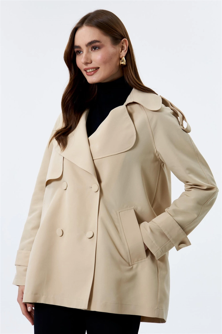 Bir model, Tuba Butik toptan giyim markasının TBU10169 - Double Breasted Short Women's Trench Coat - Beige toptan Trençkot ürününü sergiliyor.
