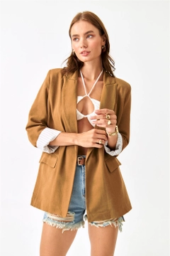 Bir model, Tuba Butik toptan giyim markasının TBU10216 - Linen Blazer Women's Jacket - Brown toptan Ceket ürününü sergiliyor.