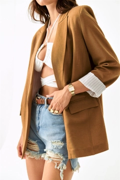 Bir model, Tuba Butik toptan giyim markasının TBU10216 - Linen Blazer Women's Jacket - Brown toptan Ceket ürününü sergiliyor.