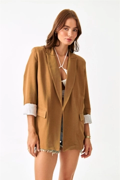 Een kledingmodel uit de groothandel draagt TBU10216 - Linen Blazer Women's Jacket - Brown, Turkse groothandel Jasje van Tuba Butik