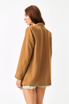 Ein Bekleidungsmodell aus dem Großhandel trägt TBU10216 - Linen Blazer Women's Jacket - Brown, türkischer Großhandel Jacke von Tuba Butik