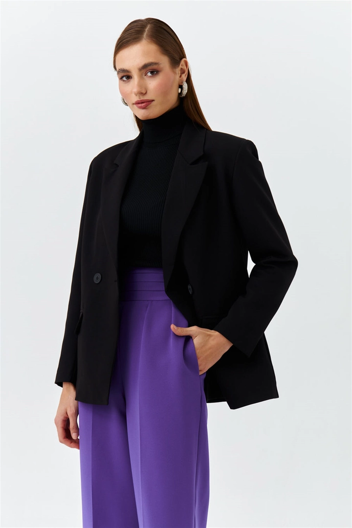 Ein Bekleidungsmodell aus dem Großhandel trägt TBU10210 - Double Breasted Collar Blazer Women's Jacket - Black, türkischer Großhandel Jacke von Tuba Butik