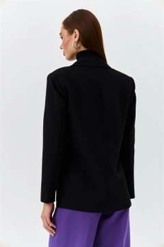 Una modella di abbigliamento all'ingrosso indossa TBU10210 - Double Breasted Collar Blazer Women's Jacket - Black, vendita all'ingrosso turca di Giacca di Tuba Butik