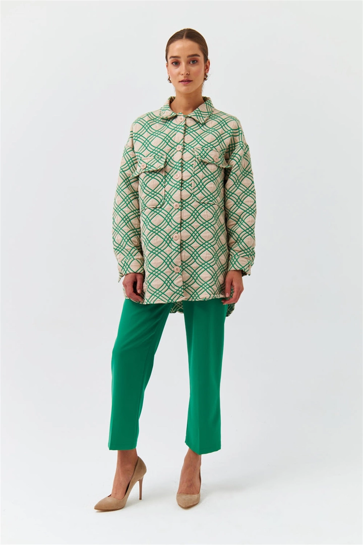 A wholesale clothing model wears TBU10230 - Modest Double Pocket Quilted Pattern Women's Shirt Jacket - Beige, Turkish wholesale Jacket of Tuba Butik