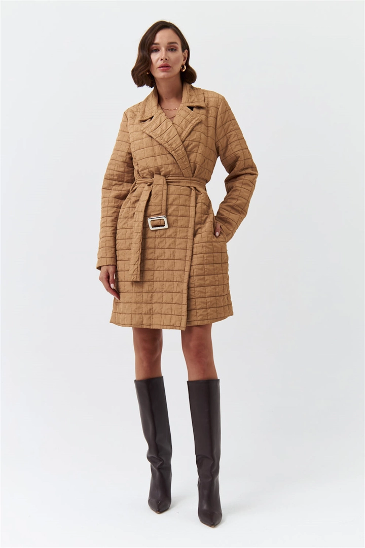 Ein Bekleidungsmodell aus dem Großhandel trägt TBU10233 - Quilted Long Belt Slim Women's Jacket - Light Brown, türkischer Großhandel Jacke von Tuba Butik