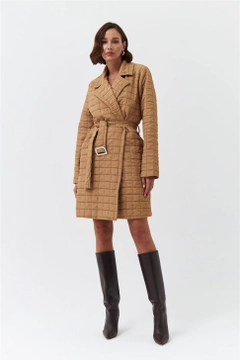 Ein Bekleidungsmodell aus dem Großhandel trägt TBU10233 - Quilted Long Belt Slim Women's Jacket - Light Brown, türkischer Großhandel Jacke von Tuba Butik