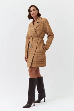 Ένα μοντέλο χονδρικής πώλησης ρούχων φοράει TBU10233 - Quilted Long Belt Slim Women's Jacket - Light Brown, τούρκικο Μπουφάν χονδρικής πώλησης από Tuba Butik