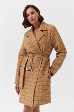 Een kledingmodel uit de groothandel draagt TBU10233 - Quilted Long Belt Slim Women's Jacket - Light Brown, Turkse groothandel Jasje van Tuba Butik