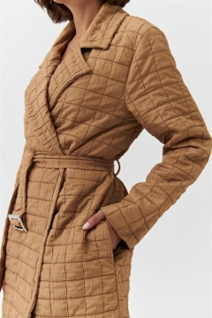 Bir model, Tuba Butik toptan giyim markasının TBU10233 - Quilted Long Belt Slim Women's Jacket - Light Brown toptan Ceket ürününü sergiliyor.