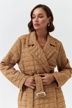 Bir model, Tuba Butik toptan giyim markasının TBU10233 - Quilted Long Belt Slim Women's Jacket - Light Brown toptan Ceket ürününü sergiliyor.