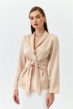 Bir model, Tuba Butik toptan giyim markasının TBU10276 - Women's Satin Kimono Jacket - Beige toptan Ceket ürününü sergiliyor.