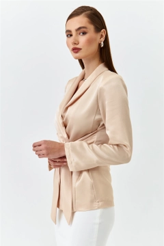 Bir model, Tuba Butik toptan giyim markasının TBU10276 - Women's Satin Kimono Jacket - Beige toptan Ceket ürününü sergiliyor.