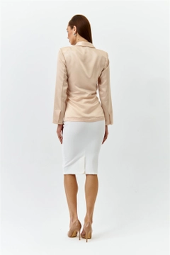 Ein Bekleidungsmodell aus dem Großhandel trägt TBU10276 - Women's Satin Kimono Jacket - Beige, türkischer Großhandel Jacke von Tuba Butik