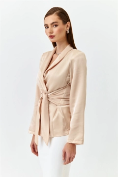 Veleprodajni model oblačil nosi TBU10276 - Women's Satin Kimono Jacket - Beige, turška veleprodaja Jakna od Tuba Butik