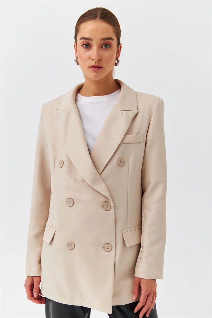 Bir model, Tuba Butik toptan giyim markasının TBU10289 - Modest Double Breasted Blazer Women's Jacket - Beige toptan Ceket ürününü sergiliyor.