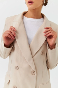 Una modella di abbigliamento all'ingrosso indossa TBU10289 - Modest Double Breasted Blazer Women's Jacket - Beige, vendita all'ingrosso turca di Giacca di Tuba Butik