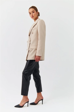 Модель оптовой продажи одежды носит TBU10289 - Modest Double Breasted Blazer Women's Jacket - Beige, турецкий оптовый товар Куртка от Tuba Butik.