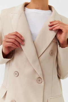 Модел на дрехи на едро носи TBU10289 - Modest Double Breasted Blazer Women's Jacket - Beige, турски едро Яке на Tuba Butik