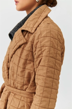 Модел на дрехи на едро носи TBU10317 - Modest Quilted Long Belt Slim Women's Jacket - Light Brown, турски едро Яке на Tuba Butik