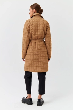 Ein Bekleidungsmodell aus dem Großhandel trägt TBU10317 - Modest Quilted Long Belt Slim Women's Jacket - Light Brown, türkischer Großhandel Jacke von Tuba Butik