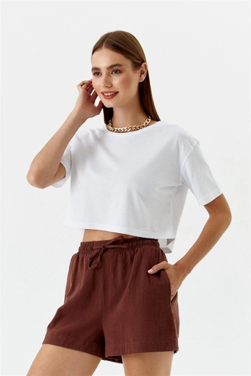 A wholesale clothing model wears  Basic Crop Women's T-Shirt - White
, Turkish wholesale Crop Top of Tuba Butik