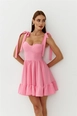 Bir model,  toptan giyim markasının tbu11289-tie-bust-cup-mini-dress-pink toptan  ürününü sergiliyor.