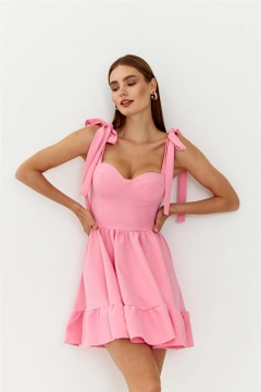 Ένα μοντέλο χονδρικής πώλησης ρούχων φοράει TBU11289 - Tie Bust Cup Mini Dress - Pink, τούρκικο Φόρεμα χονδρικής πώλησης από Tuba Butik