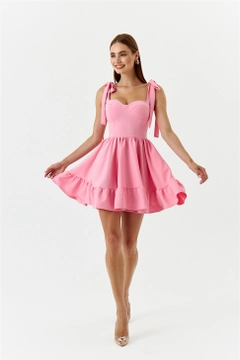 Ένα μοντέλο χονδρικής πώλησης ρούχων φοράει TBU11289 - Tie Bust Cup Mini Dress - Pink, τούρκικο Φόρεμα χονδρικής πώλησης από Tuba Butik