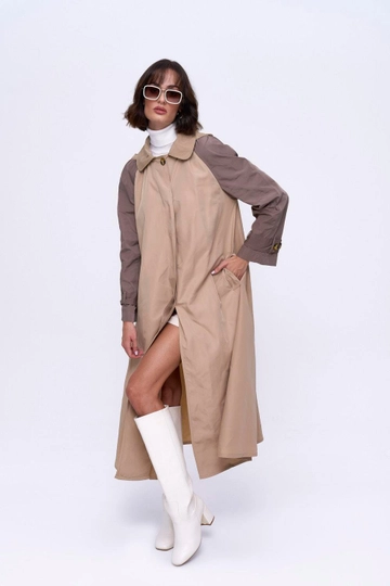 A wholesale clothing model wears  Hooded Women's Trench Coat - Mink
, Turkish wholesale Trenchcoat of Tuba Butik