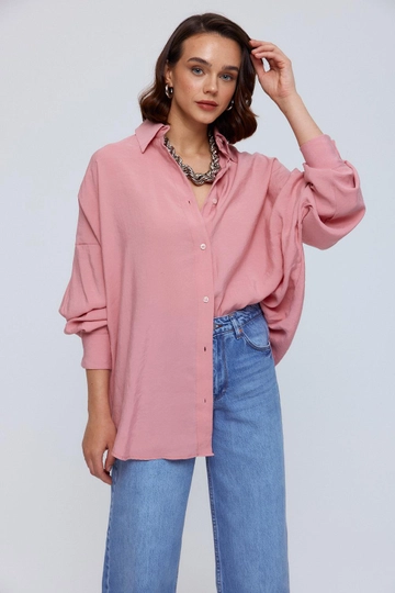 Модель оптовой продажи одежды носит  Рубашка Из Модала Oversize - Розовый
, турецкий оптовый товар Рубашка от Tuba Butik.