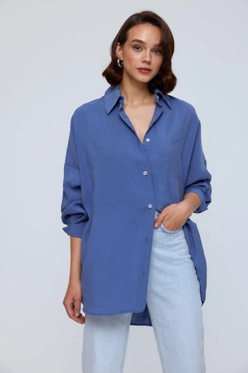 Una modelo de ropa al por mayor lleva  Camisa Modal Oversize - Azul Índigo
, Camisa turco al por mayor de Tuba Butik