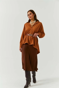Una modelo de ropa al por mayor lleva 35911 - Shirt - Tan, Camisa turco al por mayor de Tuba Butik