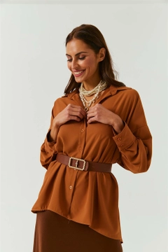 Ένα μοντέλο χονδρικής πώλησης ρούχων φοράει 35911 - Shirt - Tan, τούρκικο Πουκάμισο χονδρικής πώλησης από Tuba Butik